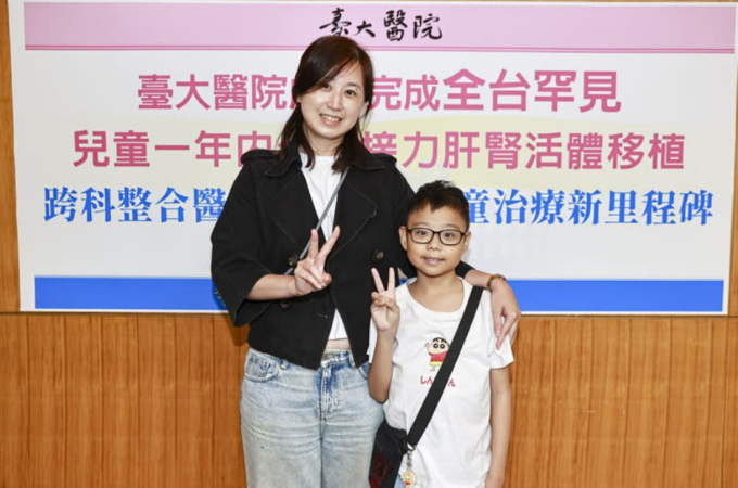 Hứa và mẹ. Ảnh: CNA