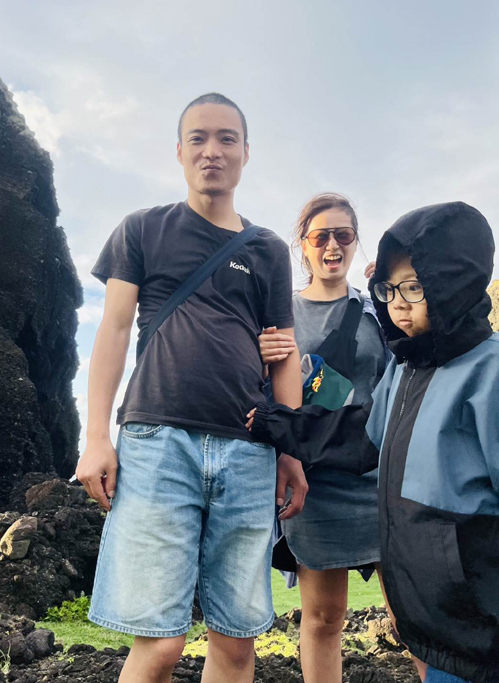 Bố mẹ Hứa phân chia nhau hiến gan và thận cứu con trai. Ảnh: CBC