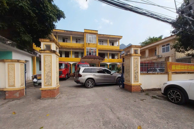 Ôtô Mercedes màu bạc của ông Khoát đỗ chắn ngang cổng trụ sở công an. Ảnh: Công an cung cấp