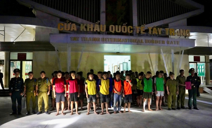 55 nghi phạm người Việt Nam được dẫn giải qua cửa khẩu quốc tế Tây Trang. Ảnh: Công an cung cấp
