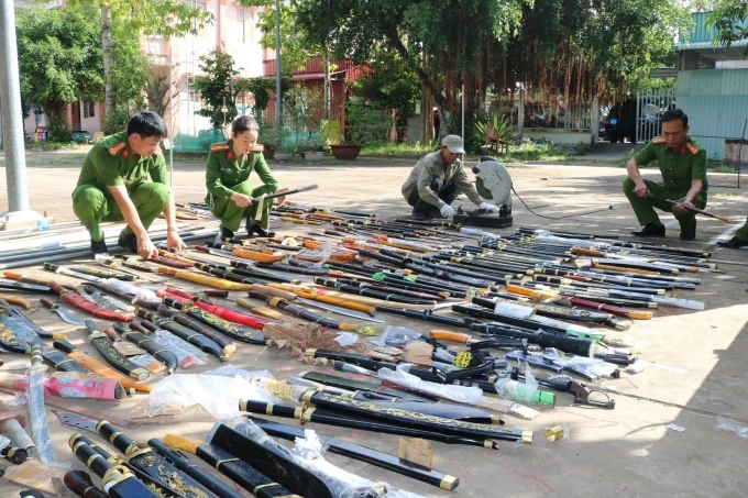 Công an tỉnh Vĩnh Long thu để tiêu hủy các vũ khí, công cụ hỗ trợ người dân giao nộp. Ảnh: Bộ Công an