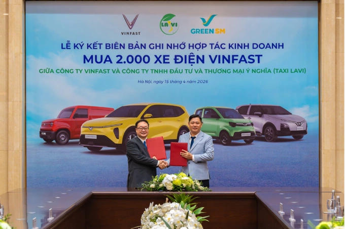 Ông Trần Lê Phương, Phó tổng giám đốc GSM toàn cầu (trái) và ông Nguyễn Quốc Dũng, Chủ tịch HĐQT Công ty TNHH Đầu tư và Thương mại Ý Nghĩa, chủ sở hữu hãng Taxi Lavi tại lễ ký kết hợp tác. Ảnh: GSM
