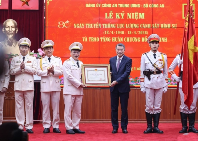 Thủ tướng Lê Minh Hưng trao Huân chương Hồ Chí Minh tặng lực lượng Cảnh sát hình sự. Ảnh: VGP
