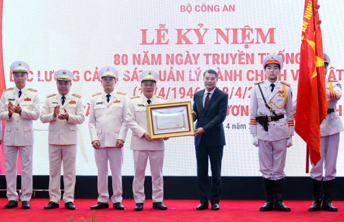 Thủ tướng Lê Minh Hưng trao Huân chương Hồ Chí Minh tặng lực lượng cảnh sát quản lý hành chính về trật tự xã hội. Ảnh: Phạm Dự