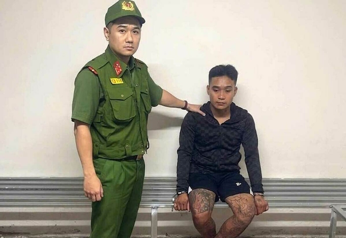 Công an khống chế Lê Văn Dương. Ảnh: Công an cung cấp