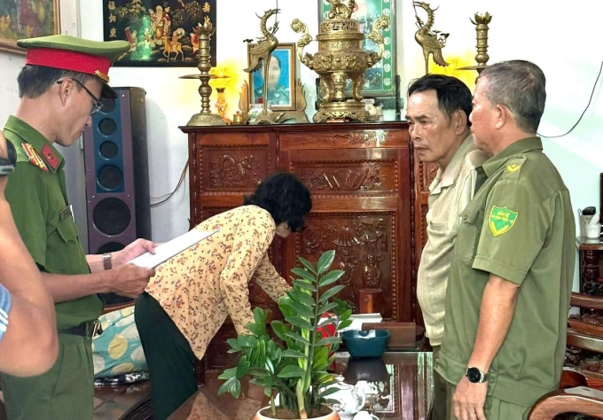 Công an đọc lệnh bắt ông Hoàng. Ảnh: Thái Hà