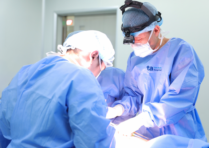 Phó giáo sư Vĩnh (bên phải) phẫu thuật cắt hai khối u ở lồng ngực cho người bệnh. Ảnh: Bệnh viện Đa khoa Tâm Anh