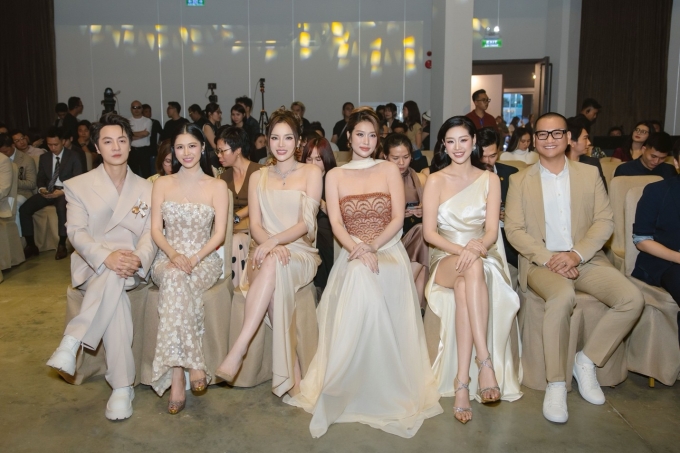 Các nghệ sĩ tham dự triển khai mạc triển lãm Muôn vị nhân sinh. Ảnh: Văn Phú