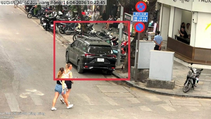 Trước số 185 Phùng Hưng, phường Hoàn Kiếm, vi phạm đỗ xe ôtô tại nơi có biển cấm đỗ. Ảnh: Công an Hà Nội