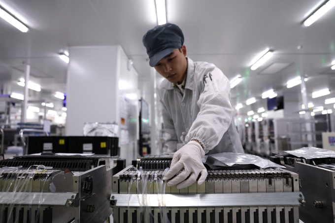 Công nhân trên dây chuyền sản xuất điện tử ở Thâm Quyến ngày 19/3. Ảnh: Reuters