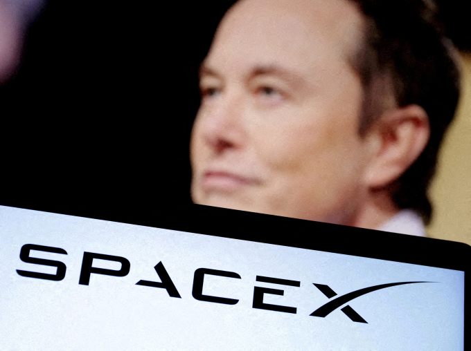 Logo SpaceX trên nền chân dung tỷ phú Elon Musk. Ảnh: Reuters