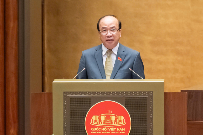 Chủ nhiệm Ủy ban Pháp luật và Tư pháp Phan Chí Hiếu trình bày thẩm tra dự thảo Luật Thủ đô sửa đổi. Ảnh: Media Quốc hội
