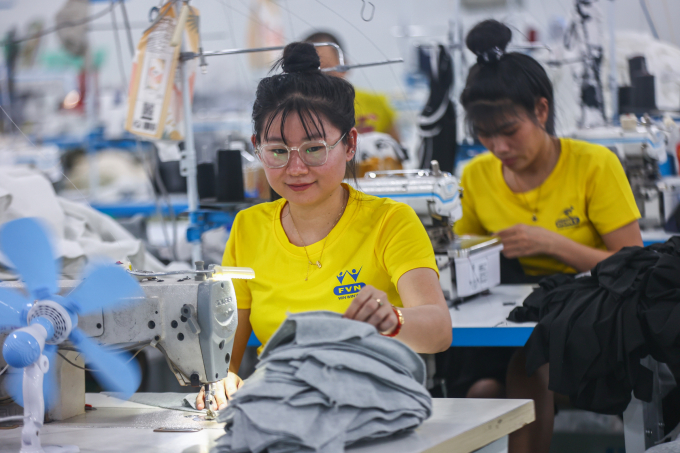 Công nhân làm việc tại công ty may mặc Dony (xã Vĩnh Lộc A, TP HCM), tháng 8/2025. Ảnh: Quỳnh Trần