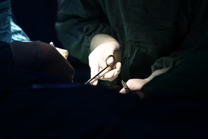 Bác sĩ phẫu thuật cho bệnh nhân. Ảnh: Quỳnh Trần