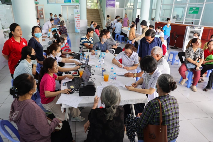 Người dân khám bệnh trong chương trình nhân Ngày Sức khỏe toàn dân tại trạm y tế phường Tăng Nhơn Phú, ngày 5/4. Ảnh: Quỳnh Trần