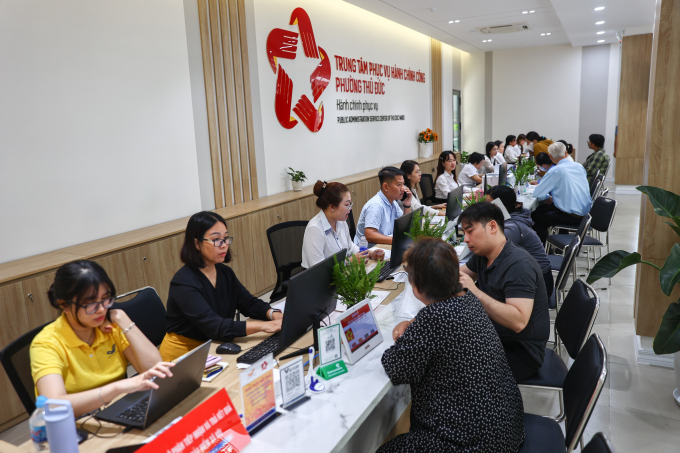 Người dân giải quyết thủ tục hành chính tại phường Thủ Đức, TP HCM. Ảnh: Quỳnh Trần