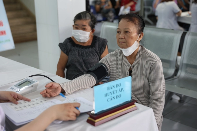 Người dân đo huyết áp tại trạm y tế phường Tăng Nhơn Phú, tháng 4/2026. Ảnh: Quỳnh Trần