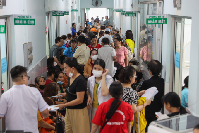 Người dân khám bệnh trong chương trình nhân Ngày Sức khỏe toàn dân tại trạm y tế phường Tăng Nhơn Phú, ngày 5/4. Ảnh: Quỳnh Trần