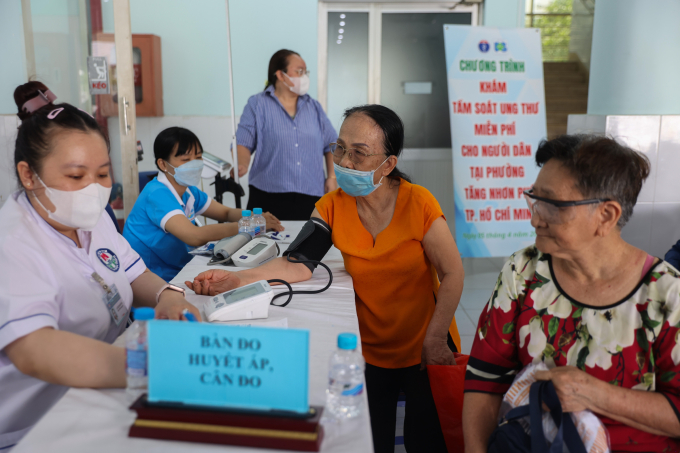 Người dân khám bệnh miễn phí tại trạm y tế phường Tăng Nhơn Phú, ngày 5/4. Ảnh: Quỳnh Trần