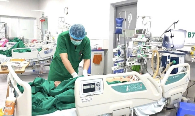 2442479205044333899-1776061459-4073-1776061471 Người mắc não mô cầu phải duy trì thuốc vận mạch liều cao tại BV Bệnh Nhiệt đới Trung ương. Ảnh: BVCC