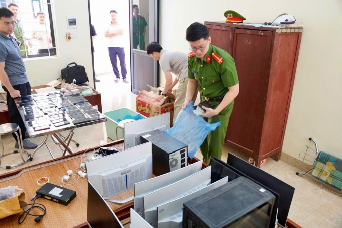 Công an khám xét, thu giữ nhiều đồ vật, tài liệu liên quan. Ảnh: Công an cung cấp