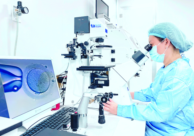 Chuyên viên phôi học tiêm tinh trùng vào bào tương trứng (ICSI) trước khi nuôi cấy phôi trong phòng lab ISO 5. Ảnh: Bệnh viện Đa khoa Tâm Anh