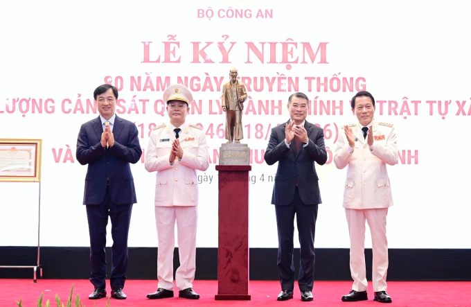 Thủ tướng Lê Minh Hưng, Trưởng ban Tổ chức Trung ương Nguyễn Duy Ngọc và Bộ trưởng Công an Lương Tam Quang trao bức tượng Bác Hồ về thăm quê - quà của Tổng Bí thư, Chủ tịch nước Tô Lâm tặng lực lượng. Ảnh: Phạm Dự