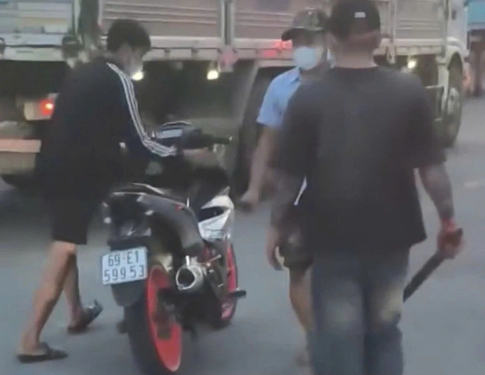 Nhóm công nhân đánh nhau trước cổng công ty. Ảnh: Thái Hà