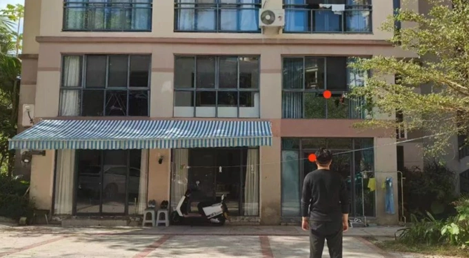 争吵时，李果一家在停车位置，柳少军在2楼红点处，去世的吴莹在1楼红点处