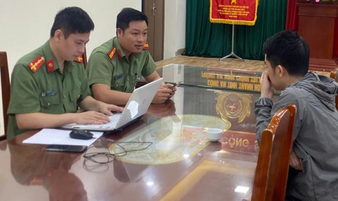 Cơ quan điều tra làm việc với người vi phạm. Ảnh: Lam Sơn