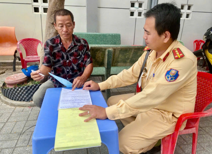 CSGT lập hồ sơ xử lý người đàn ông vi phạm. Ảnh: Công an Tây Ninh