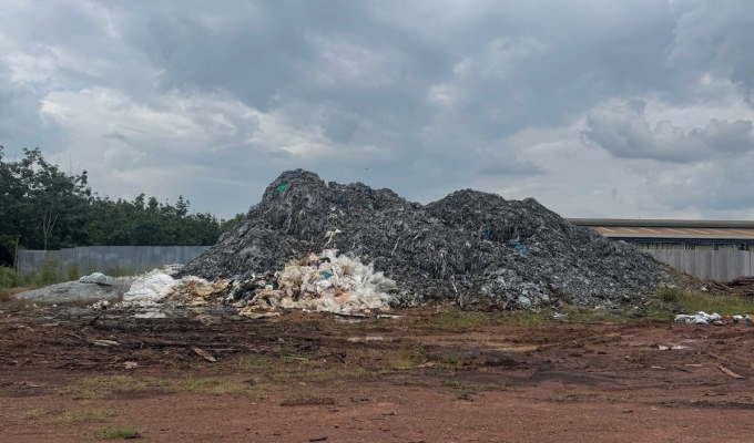 Chất thải đổ ra môi trường gây ô nhiễm. Ảnh: Thái Hà