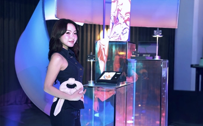 Chloe Nguyễn, một trong những khách hàng VIB Privilege Banking đầu tiên nhận bộ tặng phẩm phiên bản giới hạn Aurora. Ảnh: VIB