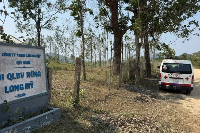 Xe cứu thượng chờ đưa nạn nhân đi cấp cứu, chiều 15/4.