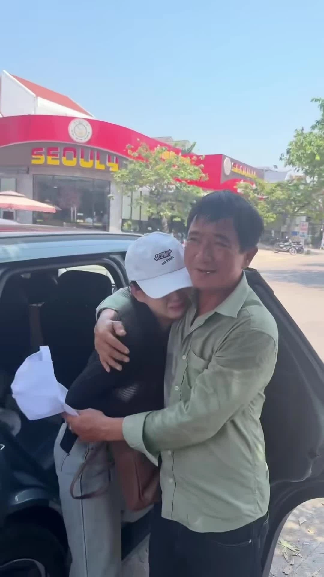 Á hậu Trương Tâm Như khóc khi chia tay bố mẹ để trở lại công việc