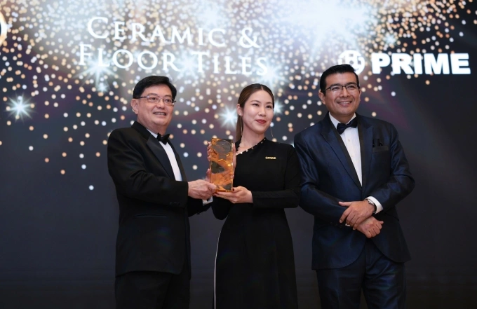 Đại diện Prime Group nhận giải thưởng. Ảnh: Prime