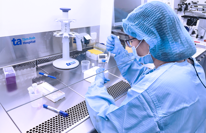 Chuyên viên phôi học lọc rửa tinh trùng cho anh Vũ. Ảnh: IVF Tâm Anh TP HCM