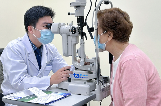 Bác sĩ Phúc kiểm tra mắt cho bà Oanh. Ảnh: Bệnh viện Đa khoa Tâm Anh