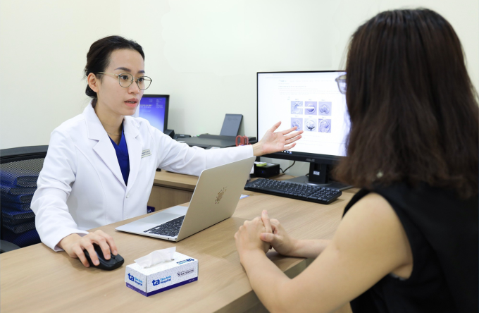 a-nh-ba-o-3-1776045825-9385-1776046028 BS Phạm Thị Mỹ Tú tư vấn phôi cho chị Thắm. Ảnh: IVF Tâm Anh TP HCM