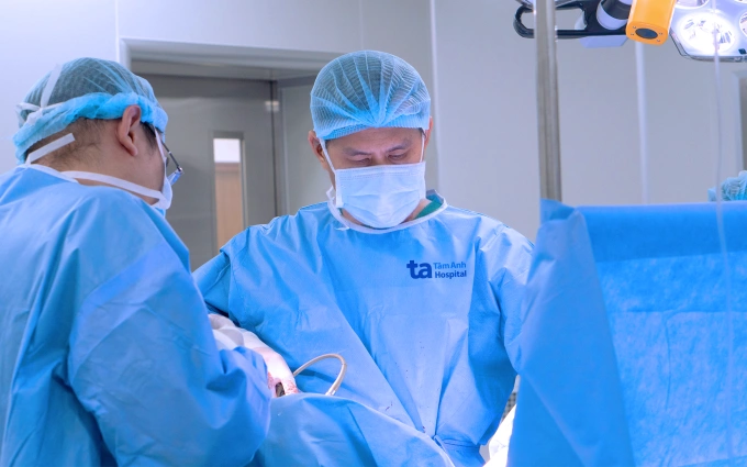 Bác sĩ Duy (giữa) phẫu thuật tái tạo niệu đạo cho người bệnh. Ảnh: Bệnh viện Đa khoa Tâm Anh