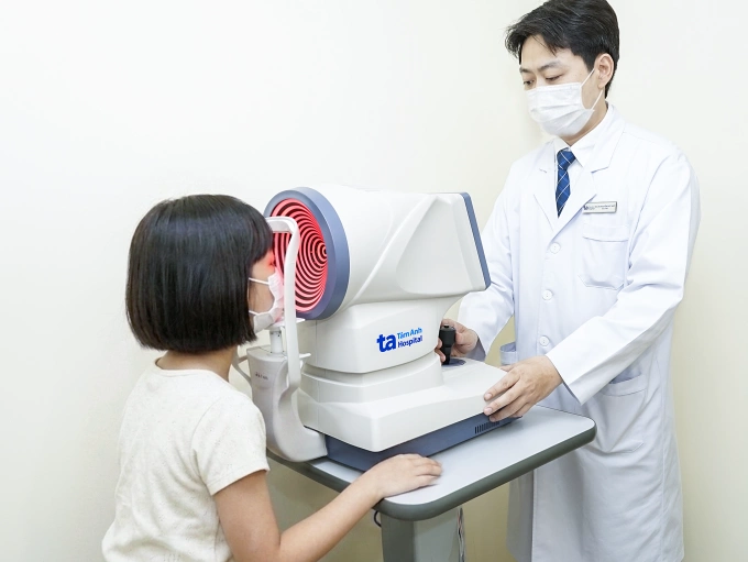 Bác sĩ Huy kiểm tra mắt cho bé Minh Anh. Ảnh: Bệnh viện Đa khoa Tâm Anh