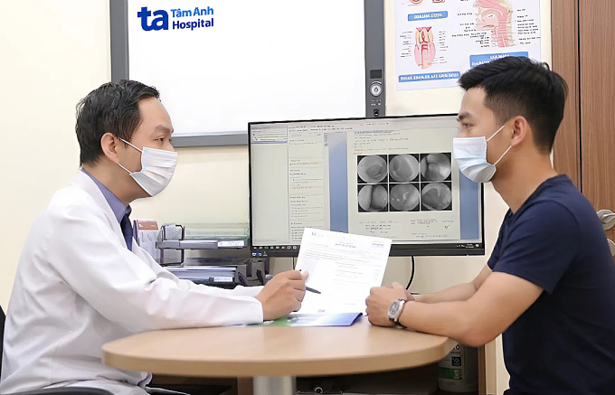 Bác sĩ Khánh Duy đang tư vấn cho anh Khánh. Ảnh: Phòng khám Đa khoa Tâm Anh Quận 7