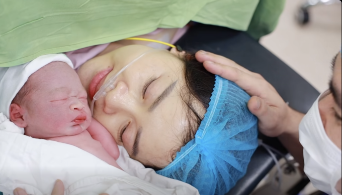 Bác sĩ đánh giá sự chào đời hai bé là hy hữu, kỳ tích. Ảnh: Bệnh viện cung cấp