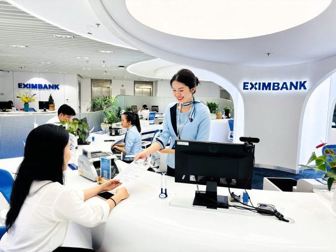 Khách hàng giao dịch tại một chi nhánh Eximbank. Ảnh: Eximbank