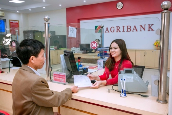 Nhân viên ngân hàng tư vấn cho khách đến giao dịch. Ảnh: Agribank