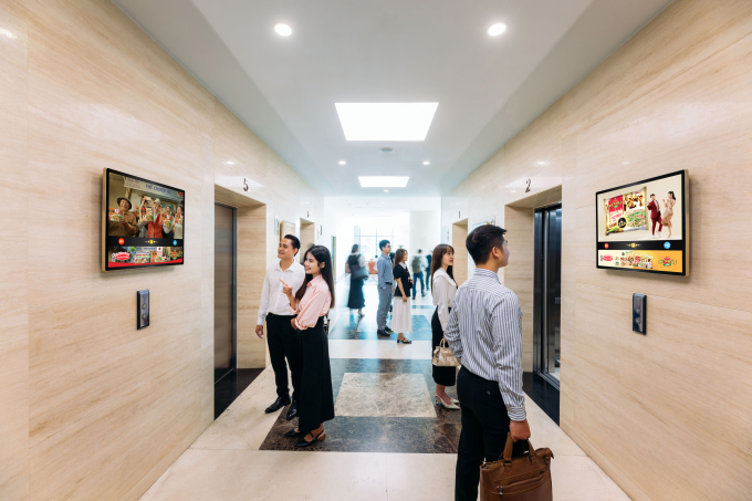 Màn hình quảng cáo thang máy xuất hiện thường xuyên trong quỹ đạo cuộc sống. Ảnh: Chicilon Media