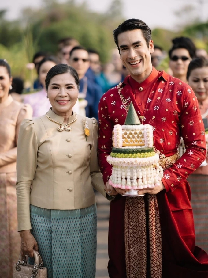 Nadech Kugimiya và mẹ anh - bà Sudarath Kugimiya - mang sính lễ đến rước dâu. Ảnh: Instagram Yaya Urassaya