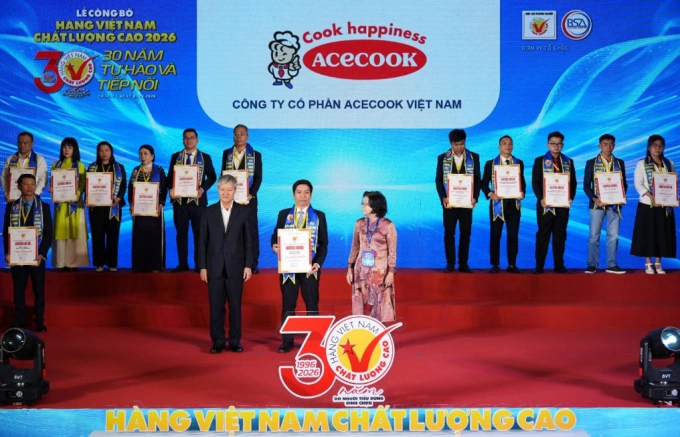Đại diện Acecook Việt Nam nhận giải Hàng Việt Nam chất lượng cao. Ảnh: Acecook Việt Nam
