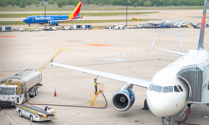 Kỹ thuật viên chuẩn bị tiếp nhiên liệu cho máy bay Delta Airlines tại Sân bay Quốc tế Austin-Bergrstrom ở Austin, Texas, Mỹ ngày 4/10. Ảnh: AFP