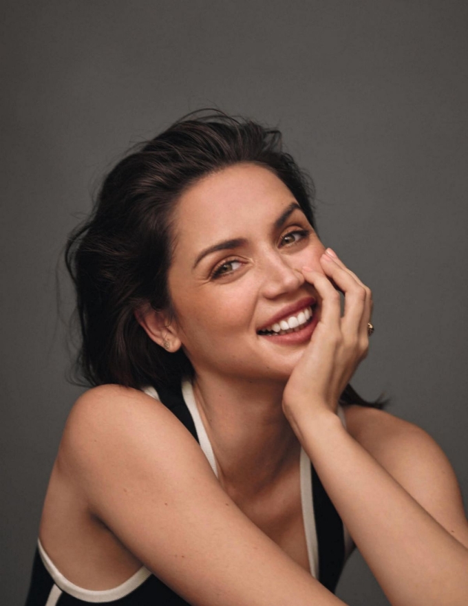 Ana de Armas chuộng phong cách tự nhiên, không can thiệp thẩm mỹ. Ảnh: Vogue